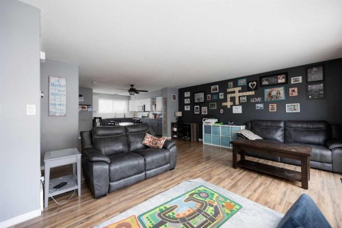 7-220 Swanson Crescent, Fort Mcmurray, AB - Indoor Photo Showing Living Room