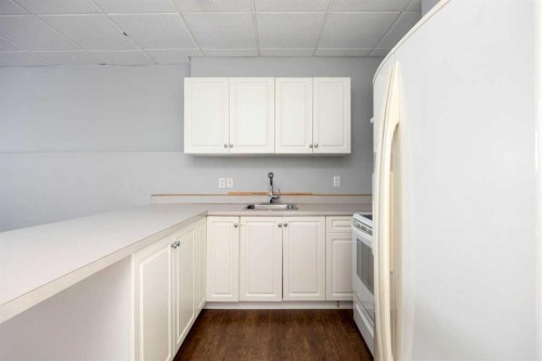 129 Lightbown Way, Fort Mcmurray, AB - Indoor Photo Showing Kitchen