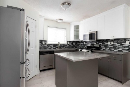 129 Lightbown Way, Fort Mcmurray, AB - Indoor Photo Showing Kitchen With Stainless Steel Kitchen With Upgraded Kitchen
