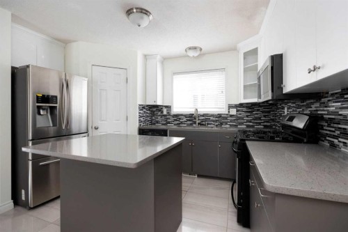 129 Lightbown Way, Fort Mcmurray, AB - Indoor Photo Showing Kitchen With Stainless Steel Kitchen With Double Sink