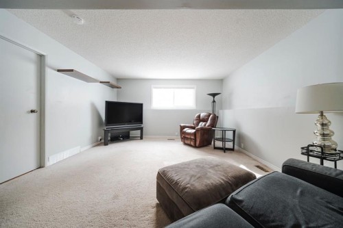 181 Windsor Drive, Fort Mcmurray, AB - Indoor Photo Showing Living Room
