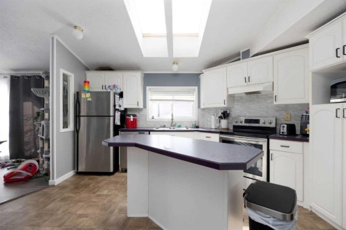 284 Caouette Crescent, Fort Mcmurray, AB - Indoor Photo Showing Kitchen