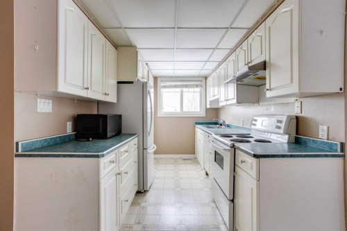 126 Cornwall Drive, Fort Mcmurray, AB - Indoor Photo Showing Kitchen