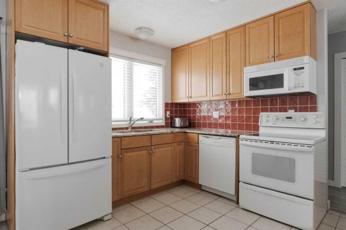 113 Deep Road, Fort Mcmurray, AB - Indoor Photo Showing Kitchen