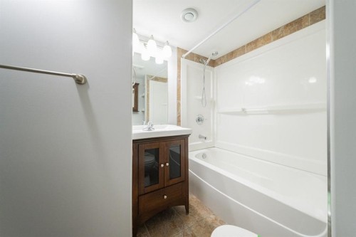205 Diamondstone Ridge, Fort Mcmurray, AB - Indoor Photo Showing Bathroom