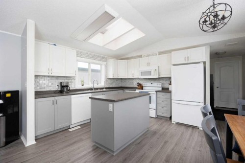 488 Harpe Way, Fort Mcmurray, AB - Indoor Photo Showing Kitchen