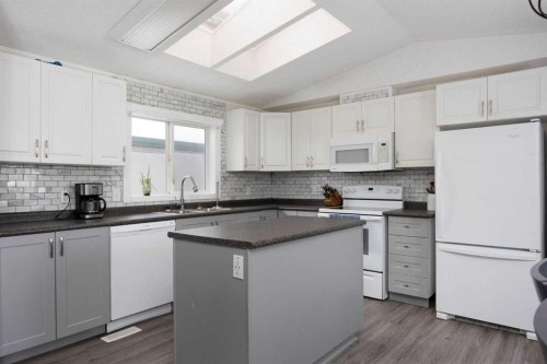 488 Harpe Way, Fort Mcmurray, AB - Indoor Photo Showing Kitchen