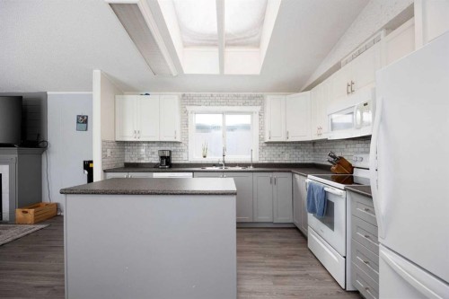 488 Harpe Way, Fort Mcmurray, AB - Indoor Photo Showing Kitchen