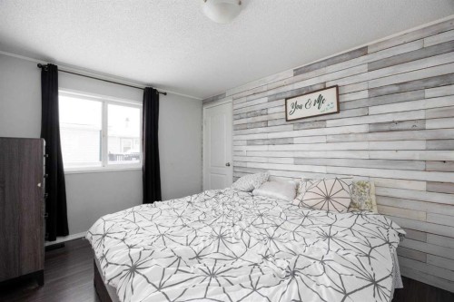 488 Harpe Way, Fort Mcmurray, AB - Indoor Photo Showing Bedroom