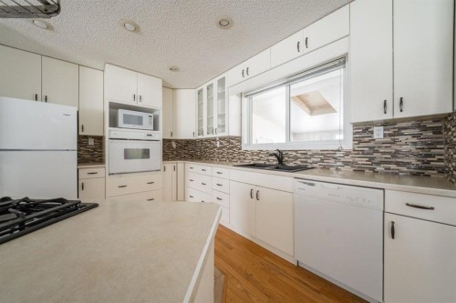106 Becker Crescent, Fort Mcmurray, AB - Indoor Photo Showing Kitchen With Upgraded Kitchen