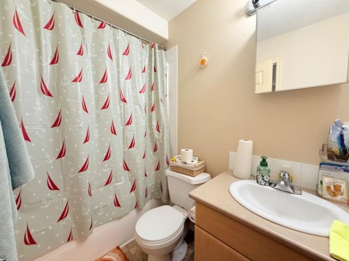 1208-200 Lougheed Drive, Fort Mcmurray, AB - Indoor Photo Showing Bathroom