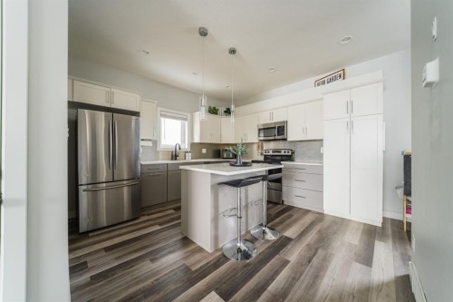 224 Warren Way, Fort Mcmurray, AB - Indoor Photo Showing Kitchen With Stainless Steel Kitchen With Upgraded Kitchen