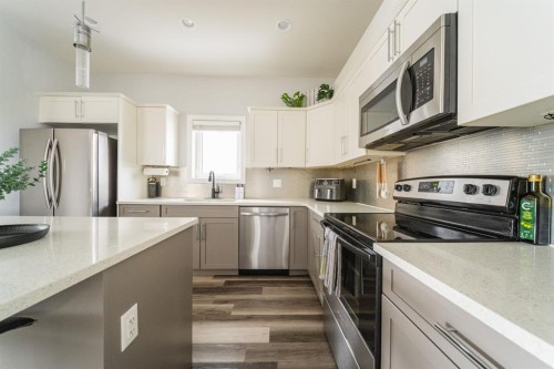 224 Warren Way, Fort Mcmurray, AB - Indoor Photo Showing Kitchen With Stainless Steel Kitchen With Upgraded Kitchen