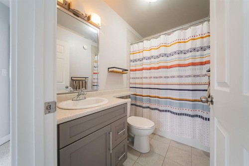 224 Warren Way, Fort Mcmurray, AB - Indoor Photo Showing Bathroom