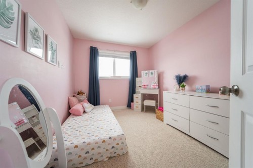 224 Warren Way, Fort Mcmurray, AB - Indoor Photo Showing Bedroom