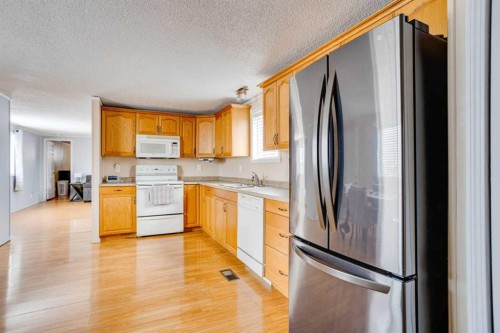 101 Clausen Crescent, Fort Mcmurray, AB - Indoor Photo Showing Kitchen