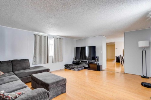 101 Clausen Crescent, Fort Mcmurray, AB - Indoor Photo Showing Living Room