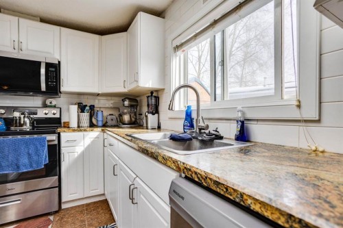 285 Grenfell Crescent, Fort Mcmurray, AB - Indoor Photo Showing Kitchen With Double Sink