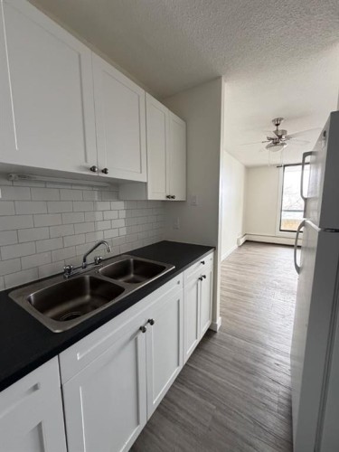 607-13221 Macdonald Drive, Fort Mcmurray, AB - Indoor Photo Showing Kitchen With Double Sink