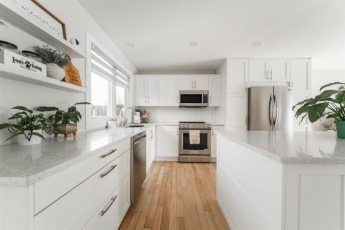 101 Deep Road, Fort Mcmurray, AB - Indoor Photo Showing Kitchen With Upgraded Kitchen