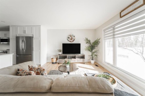 101 Deep Road, Fort Mcmurray, AB - Indoor Photo Showing Living Room