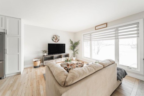 101 Deep Road, Fort Mcmurray, AB - Indoor Photo Showing Living Room