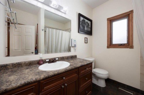 200 Weiss Drive, Saprae Creek, AB - Indoor Photo Showing Bathroom