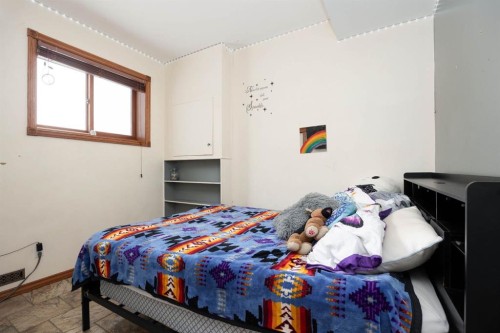 200 Weiss Drive, Saprae Creek, AB - Indoor Photo Showing Bedroom