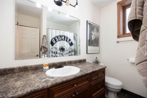 200 Weiss Drive, Saprae Creek, AB - Indoor Photo Showing Bathroom
