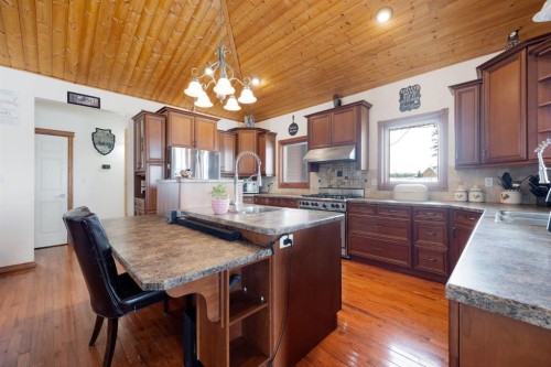 200 Weiss Drive, Saprae Creek, AB - Indoor Photo Showing Kitchen