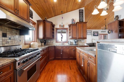 200 Weiss Drive, Saprae Creek, AB - Indoor Photo Showing Kitchen