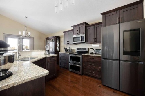 176 Huberman Way, Fort Mcmurray, AB - Indoor Photo Showing Kitchen With Double Sink With Upgraded Kitchen