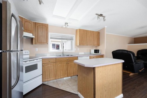 293 Grenfell Crescent, Fort Mcmurray, AB - Indoor Photo Showing Kitchen With Double Sink