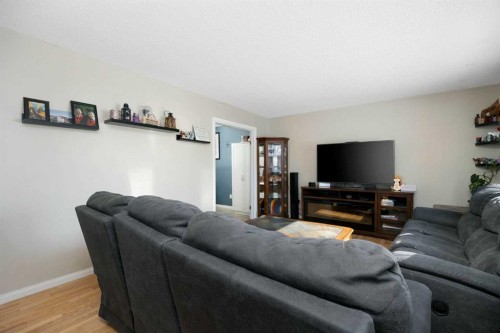 185 Sitka Drive, Fort Mcmurray, AB - Indoor Photo Showing Living Room