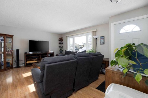 185 Sitka Drive, Fort Mcmurray, AB - Indoor Photo Showing Living Room