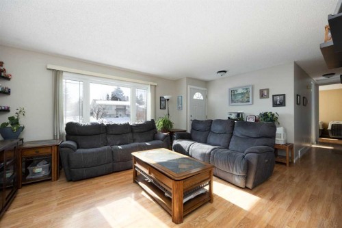185 Sitka Drive, Fort Mcmurray, AB - Indoor Photo Showing Living Room