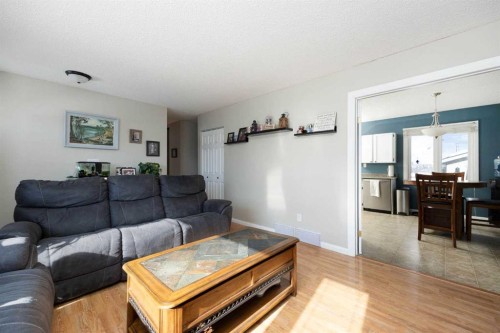 185 Sitka Drive, Fort Mcmurray, AB - Indoor Photo Showing Living Room