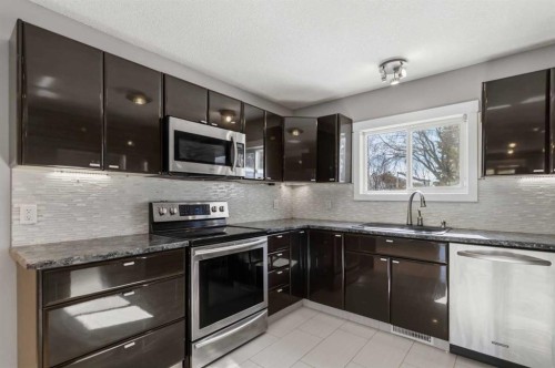 178 Bird Crescent, Fort Mcmurray, AB - Indoor Photo Showing Kitchen With Upgraded Kitchen