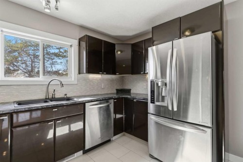 178 Bird Crescent, Fort Mcmurray, AB - Indoor Photo Showing Kitchen With Double Sink With Upgraded Kitchen
