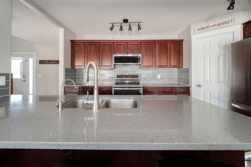 272 Swallow Way, Fort Mcmurray, AB - Indoor Photo Showing Kitchen With Double Sink With Upgraded Kitchen