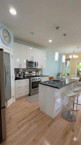102 Athabasca Crescent, Fort Mcmurray, AB - Indoor Photo Showing Kitchen With Upgraded Kitchen