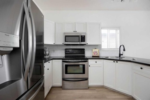 362 Pacific Crescent, Fort Mcmurray, AB - Indoor Photo Showing Kitchen With Double Sink