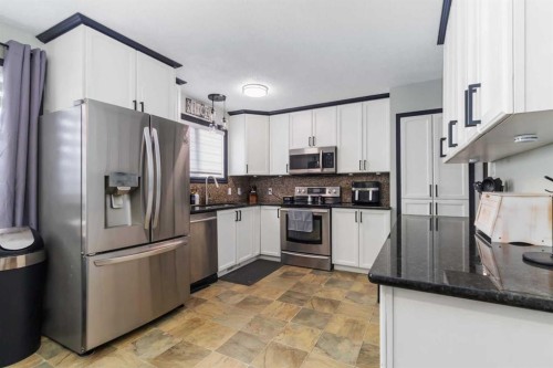 334 Hillcrest Drive, Fort Mcmurray, AB - Indoor Photo Showing Kitchen