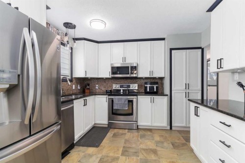 334 Hillcrest Drive, Fort Mcmurray, AB - Indoor Photo Showing Kitchen