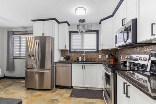 334 Hillcrest Drive, Fort Mcmurray, AB - Indoor Photo Showing Kitchen With Upgraded Kitchen