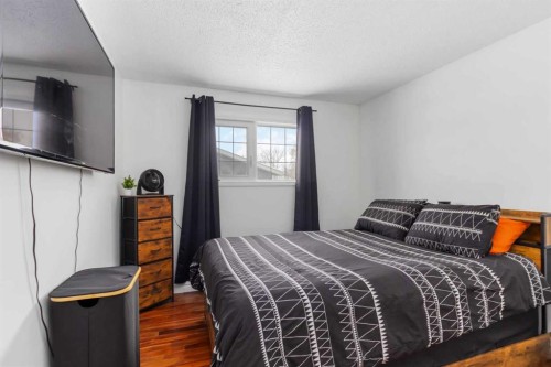 334 Hillcrest Drive, Fort Mcmurray, AB - Indoor Photo Showing Bedroom