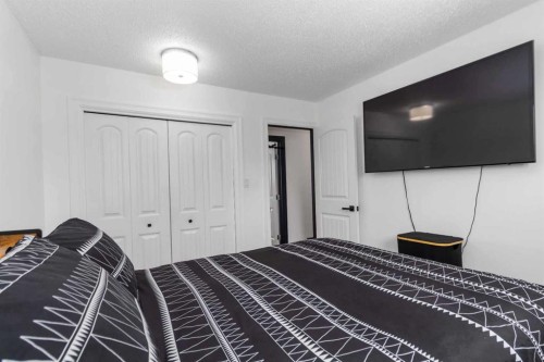 334 Hillcrest Drive, Fort Mcmurray, AB - Indoor Photo Showing Bedroom