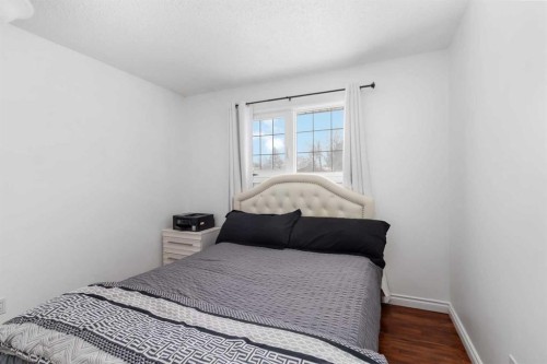 334 Hillcrest Drive, Fort Mcmurray, AB - Indoor Photo Showing Bedroom