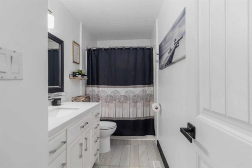 334 Hillcrest Drive, Fort Mcmurray, AB - Indoor Photo Showing Bathroom