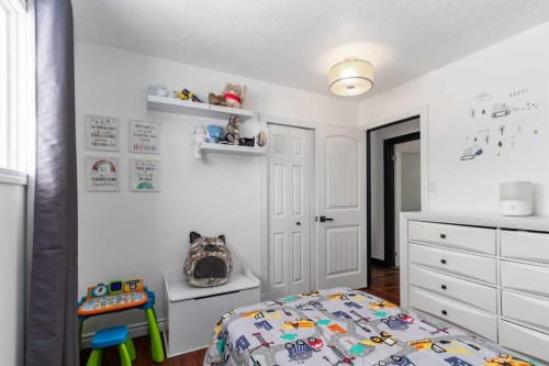 334 Hillcrest Drive, Fort Mcmurray, AB - Indoor Photo Showing Bedroom